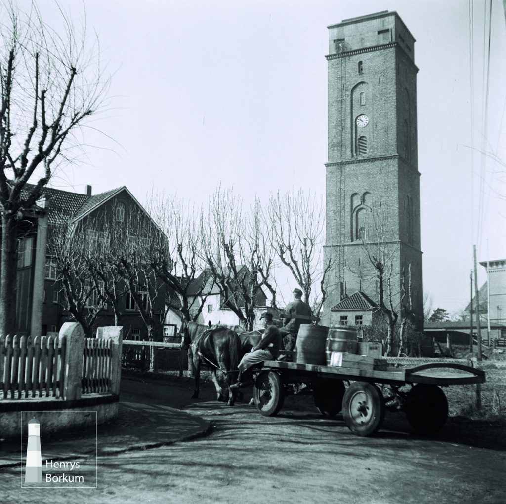 Rollwagen vor Altem Leuchtturm